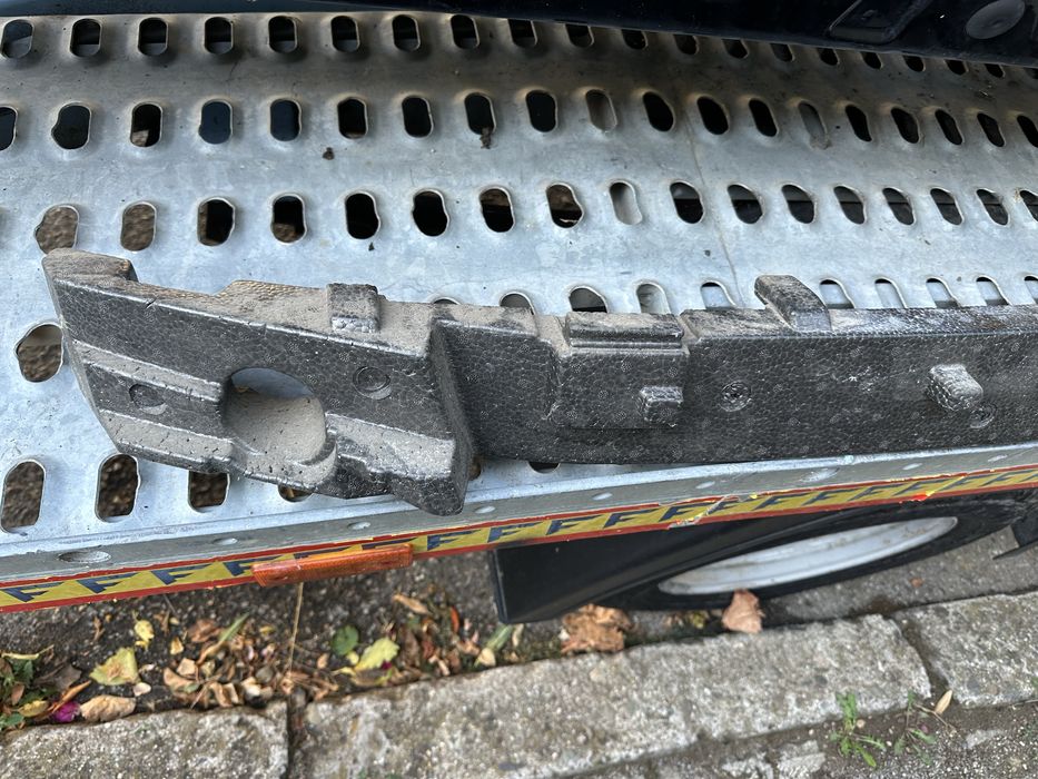 Audi A8 2010- абсурбатор броня греда