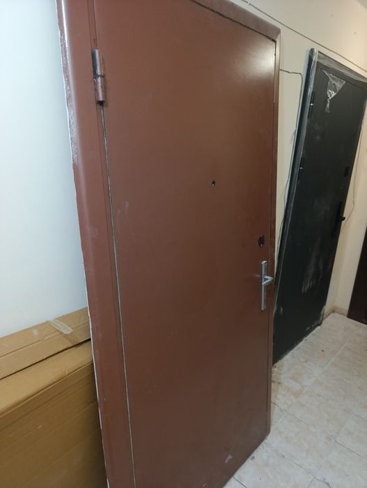 Продам железную дверь в хорошем состоянии. Новый замок и ручка