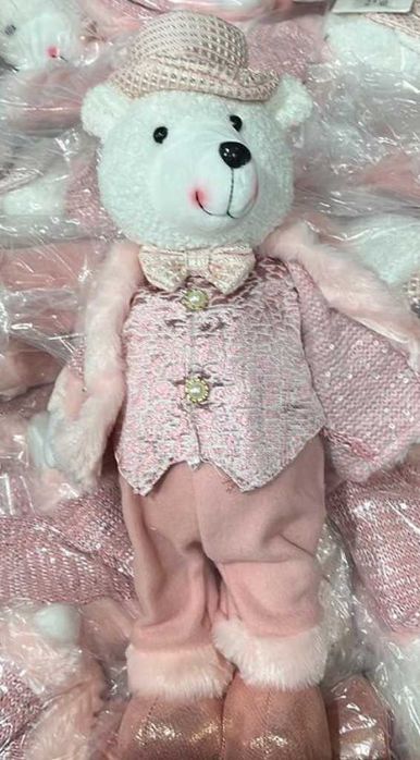 Плюшено мече с празничен тоалет – стилна декорация за дом, офис