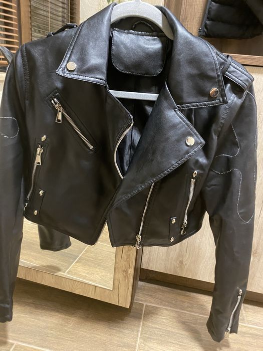 Късо кожено яке.