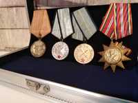 Vitrina de aluminiu cu patru medalii militare (1954,1959,1964)