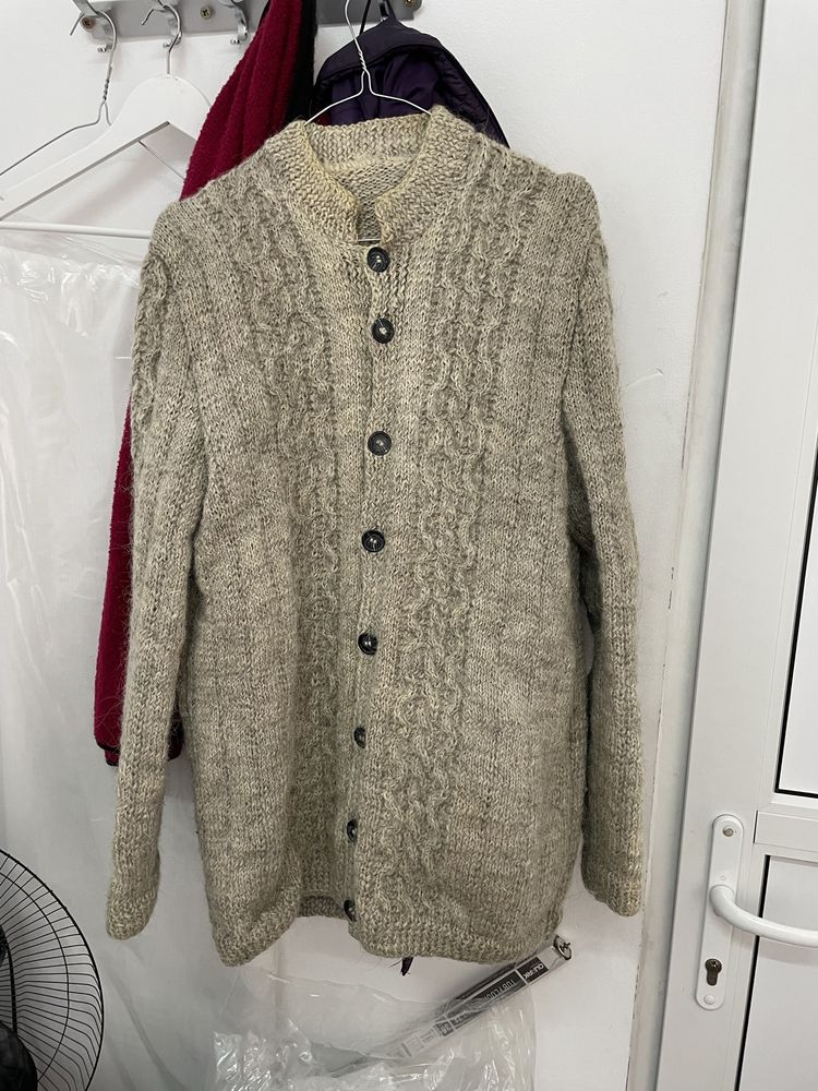 Bluza de lana traditionala,veche de 50 de ani. In stare foarte buna.