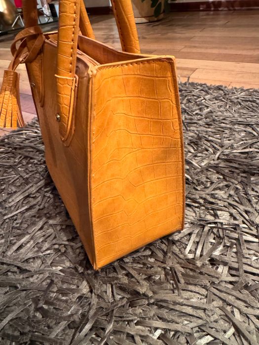 Нова жълта нова чанта