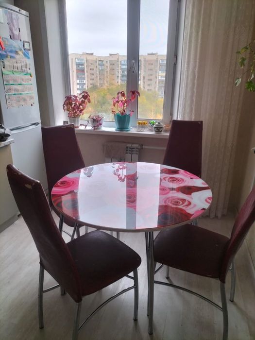 Продается кухонный стол с 4 стульями.