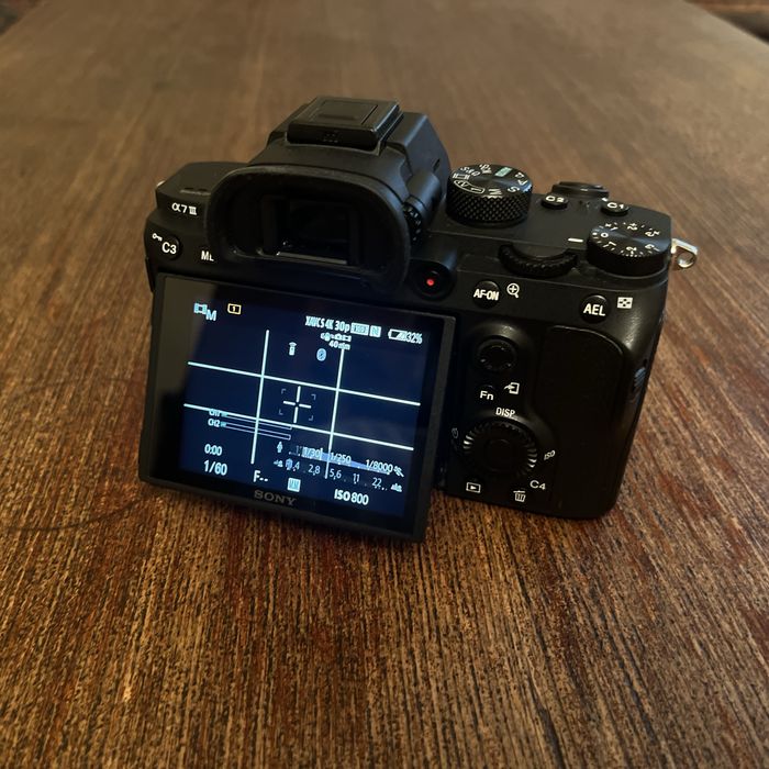 Sony A7 III body — 9.750 cadre, curea originală, baterie și încărcător