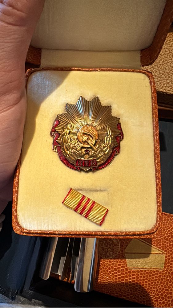 Medalii de merit comuniste