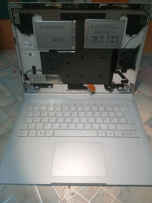 Microsoft surface book pro цял лаптоп за части.