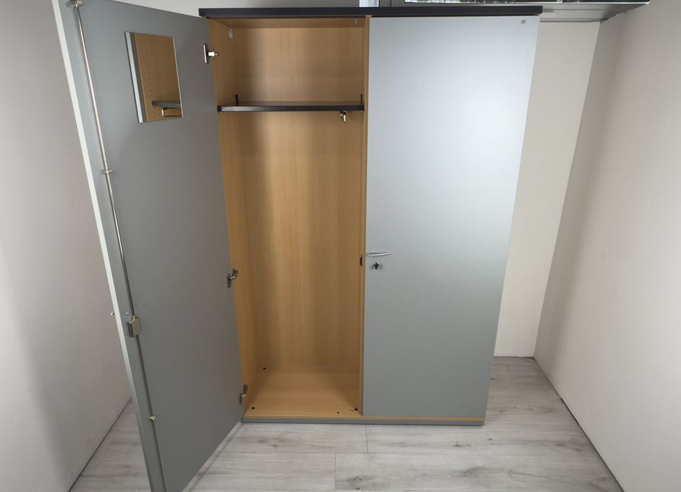 Практичен шкаф за съхранение на папки, книги и други матрияли;