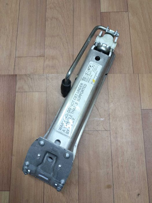 Продам Оригинальный домкрат Мерседес Benz W204 / 205 / 207 / 212