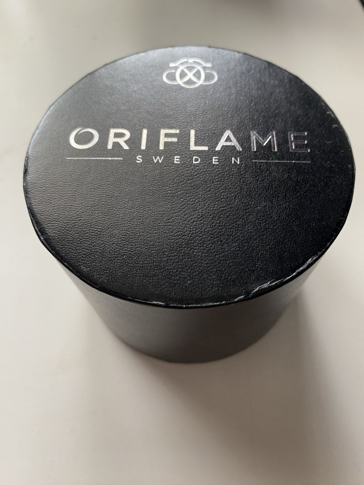 нов Часовник Oriflame с кутия