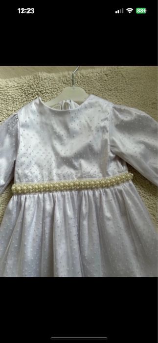 Rochita alba potrivita pentru serbare sau evenimente speciale