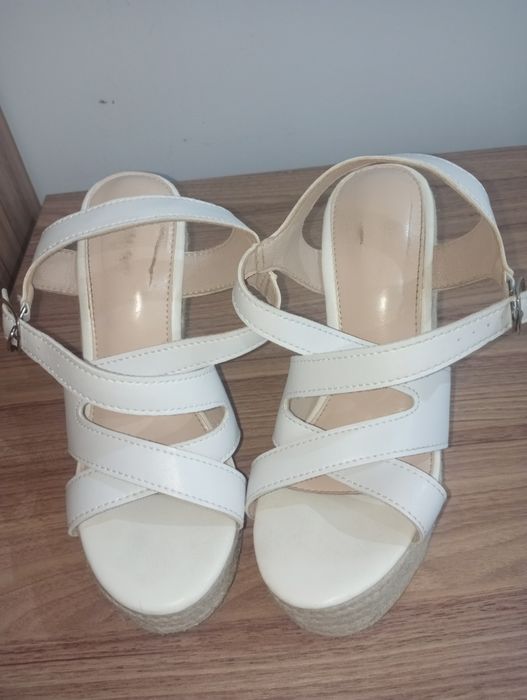 Vând pantofi/ salndale. Preț: 13 lei