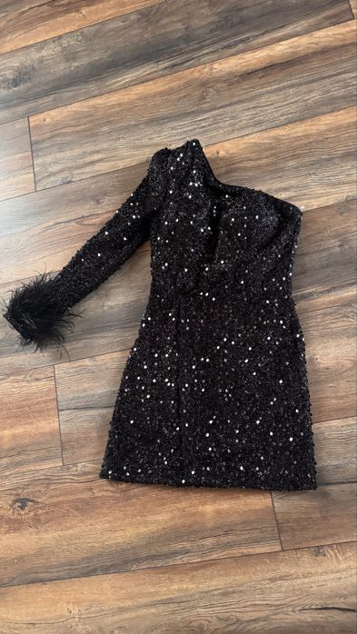 Дамска рокля с пайети и гъши пера