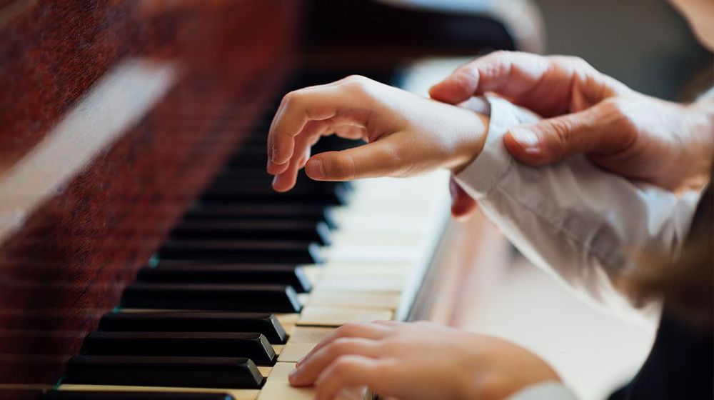 Уроки музыки, игры на фортепиано, репетитор игры на пианино