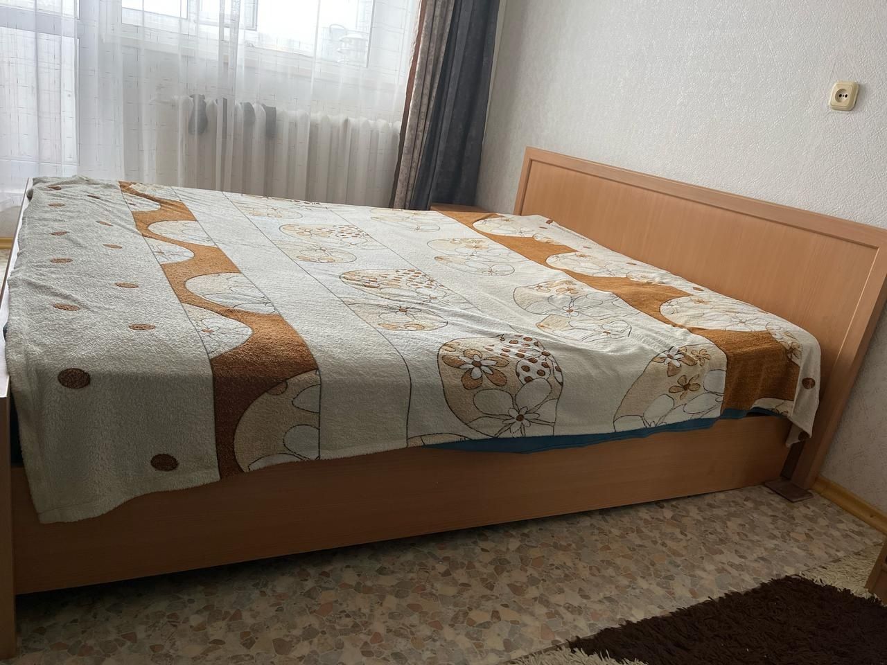 4 стула и кровать с матрасом и  с тумбочками