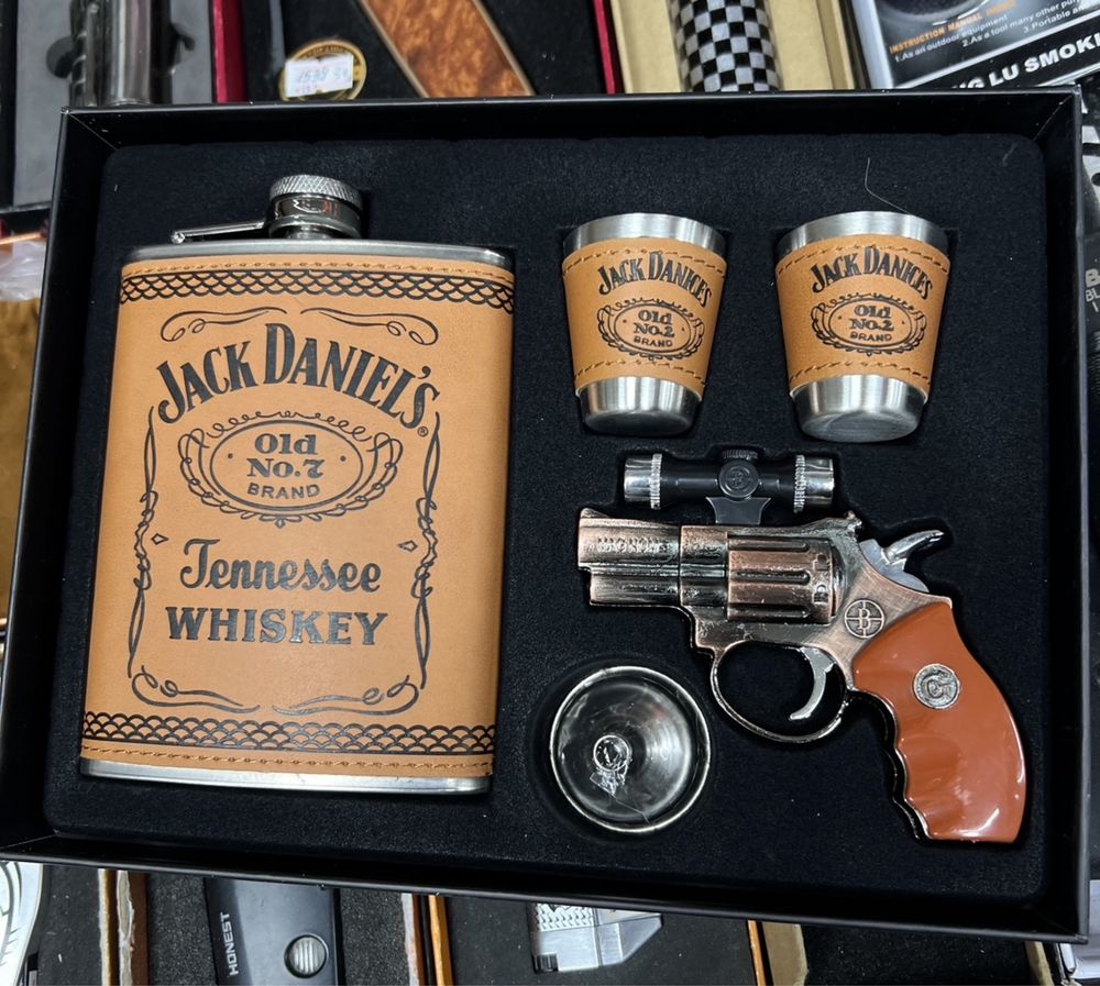 подаръчен комплект Jack Daniels павурче+запалка пистолет + 2 чаши