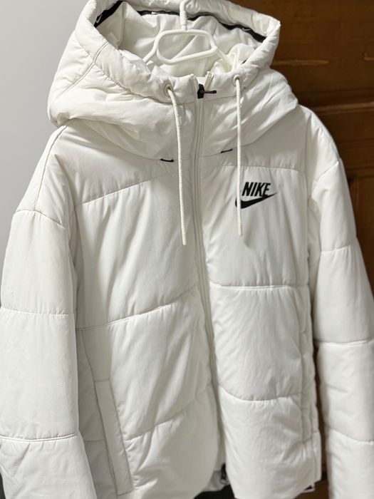 Зимно дамско яке Nike