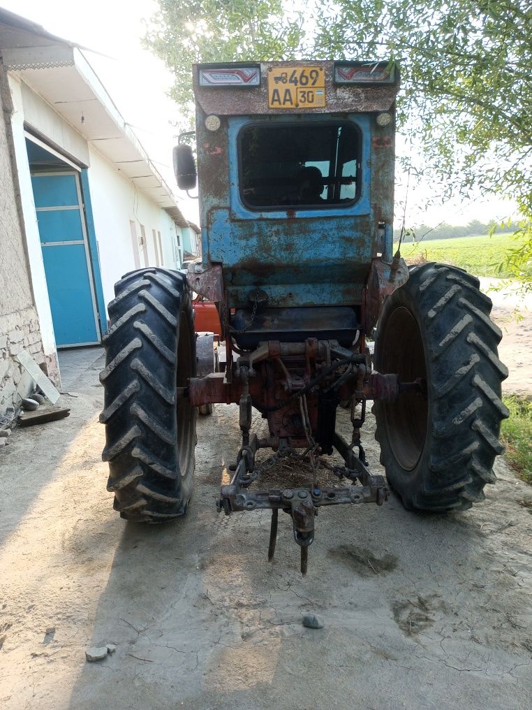 Traktor sotiladi