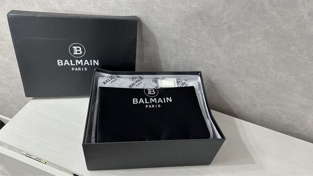 Продам мужские кроссовки Balmain Paris люкс качество.