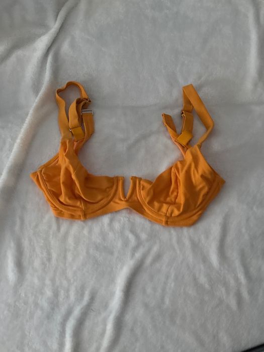 Vând costume de baie și articole pentru plajă.