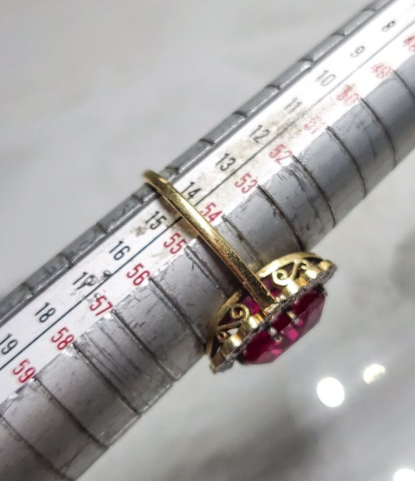 Inel din aur 18K cu diamante naturale și rubin de laborator