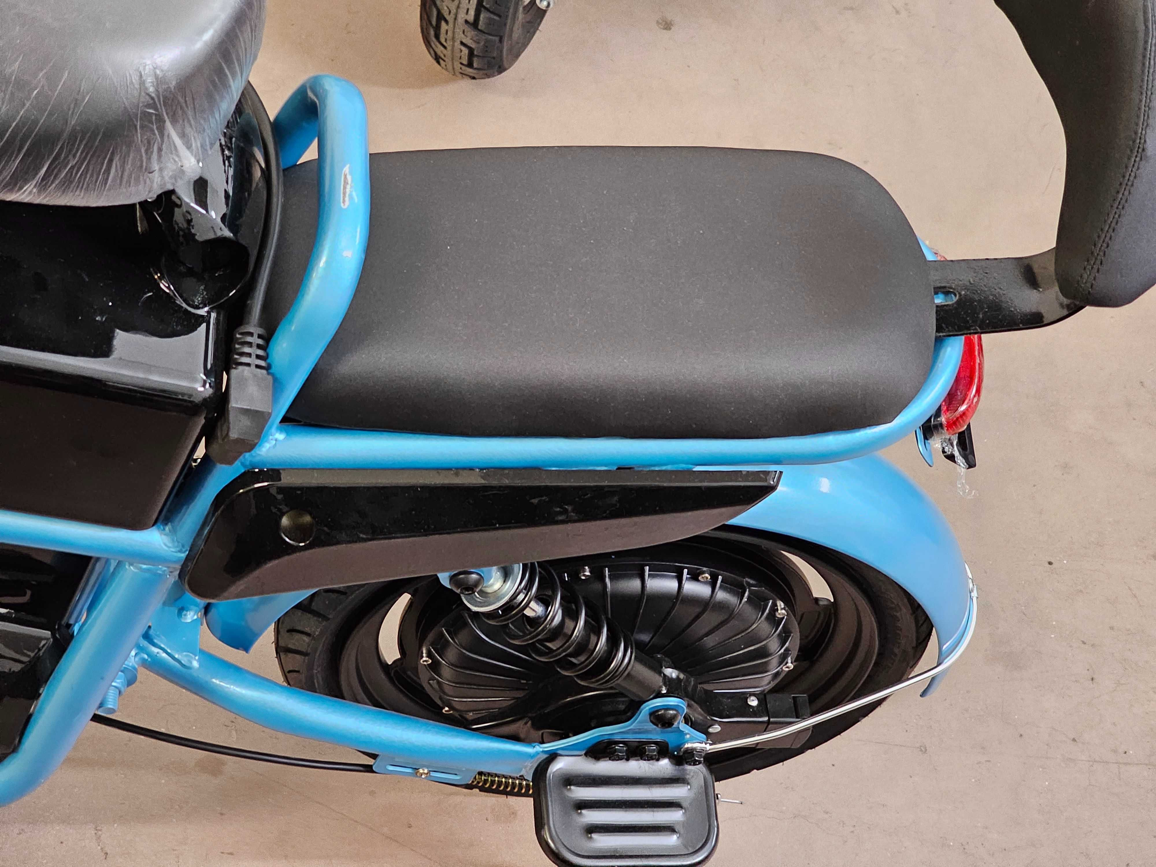 Електрически скутер,мотопед с педали и сваляща батерия