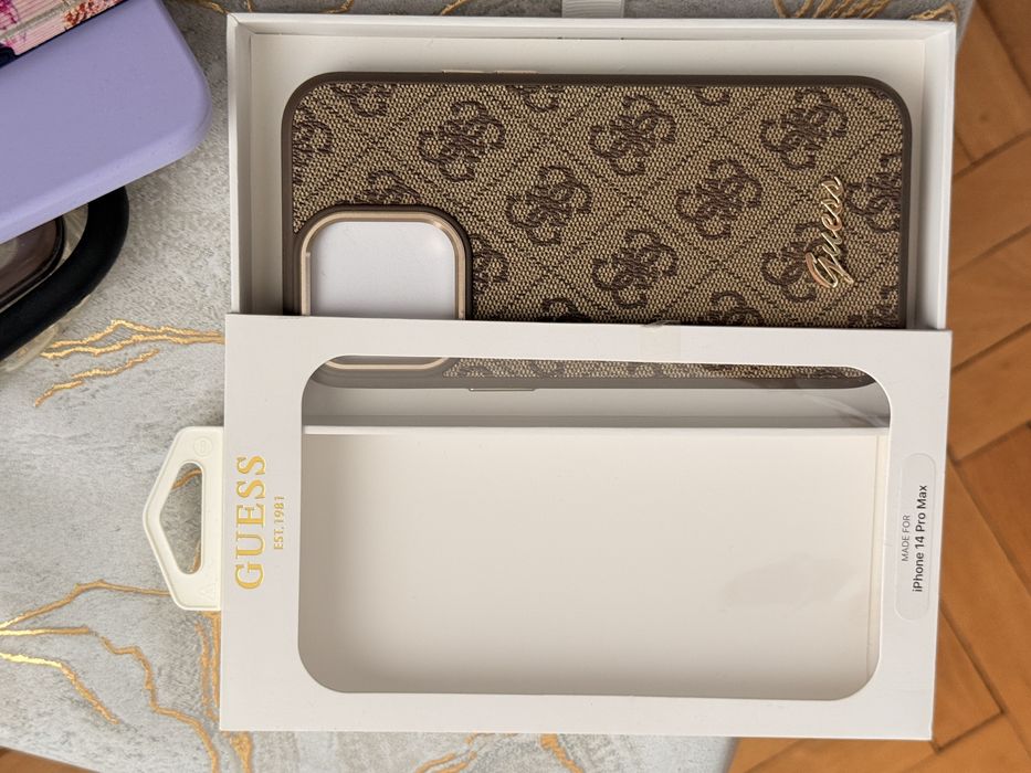 Калъф за 14 про макс GUESS кафяв с кутия