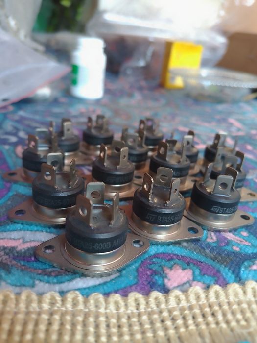 14 bucăți noi BTA40-400A/BTA25-600B/BTA25-700B
Thyristor TRIAC 600V 42