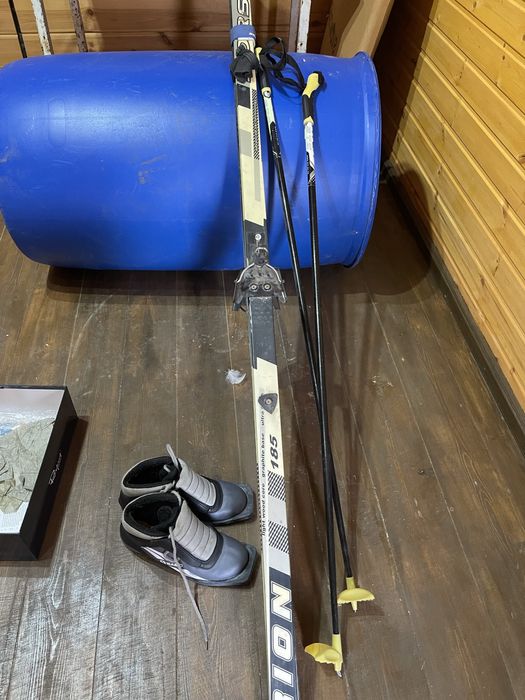 Продам лыжи с теплыми ботинками 38 размер ,палки .