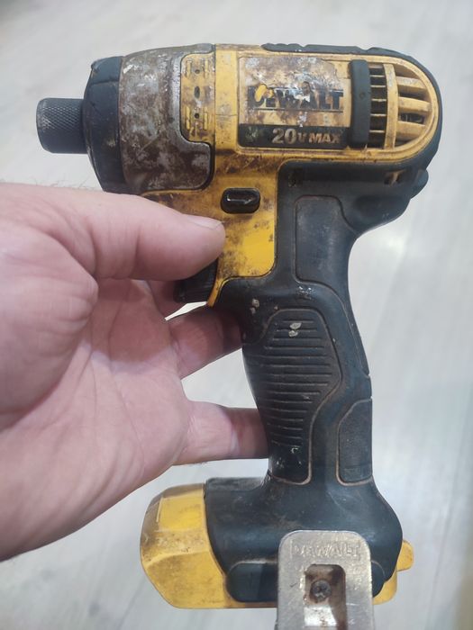 DeWALT DCF 885 20V