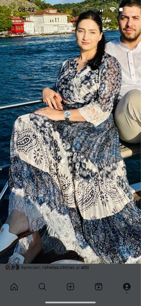 Costum cu fusta si bluza deosebit