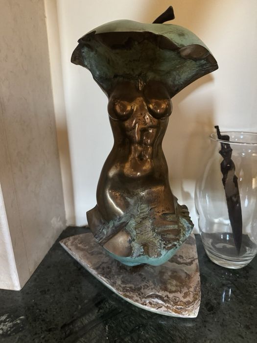 Бронзова статуя на Сефо