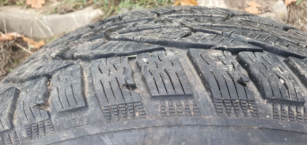 Vând cauciucuri 225 60 17