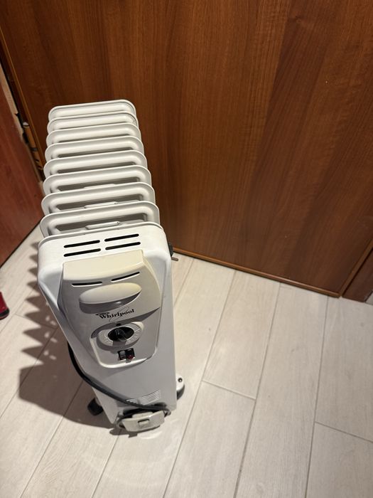 Маслен радиатор Whirpool 2000W