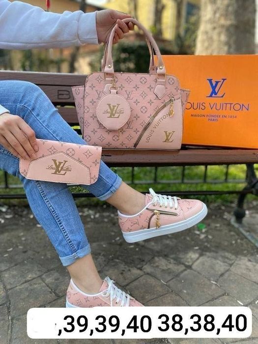 Geanta cu portofel și adidași