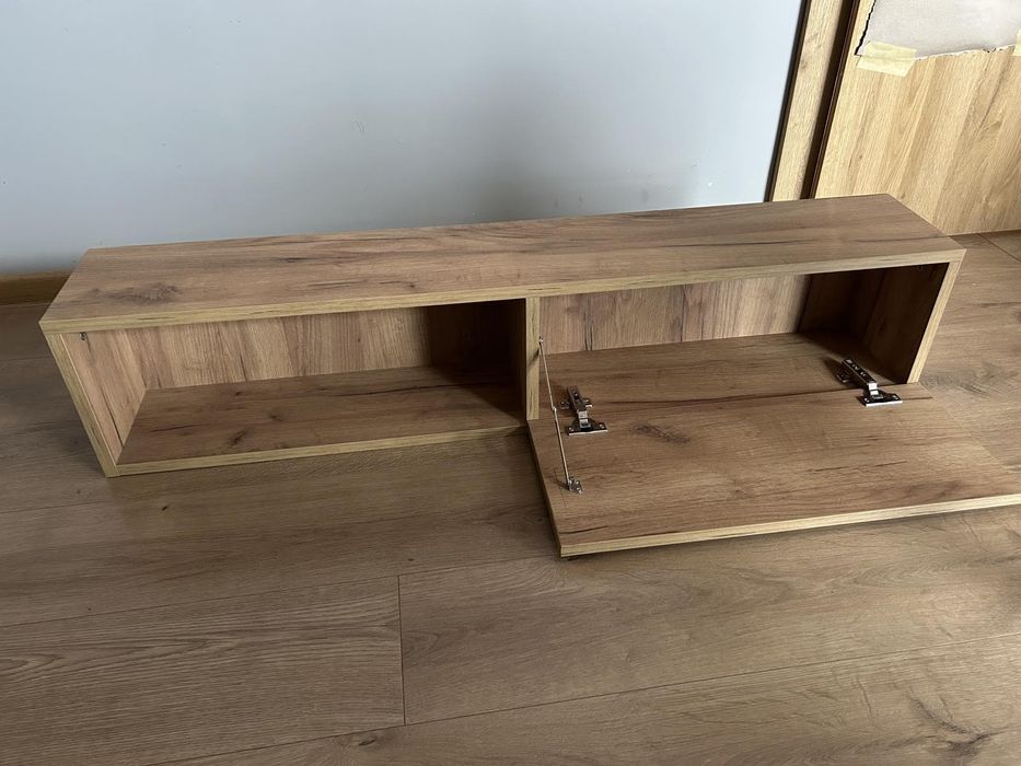 Стенен рафт с вратичка