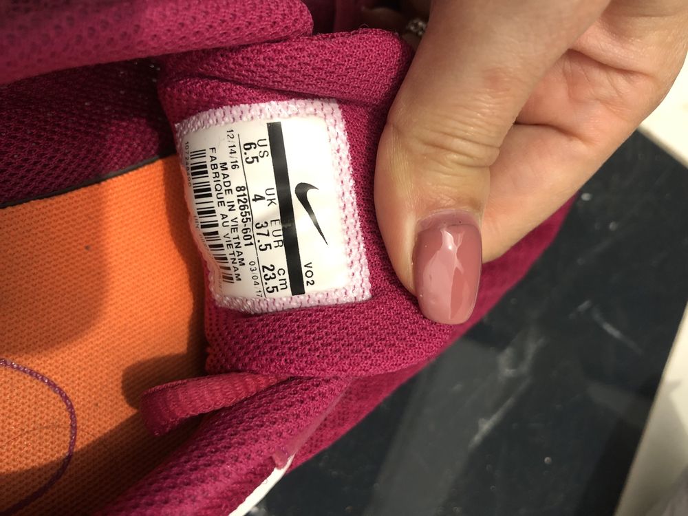 Adidasi dama Nike roz