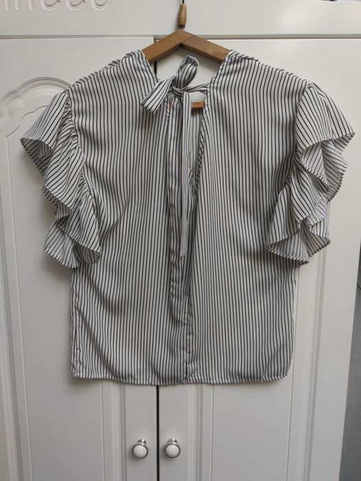 Блузка в полоску с валанами.