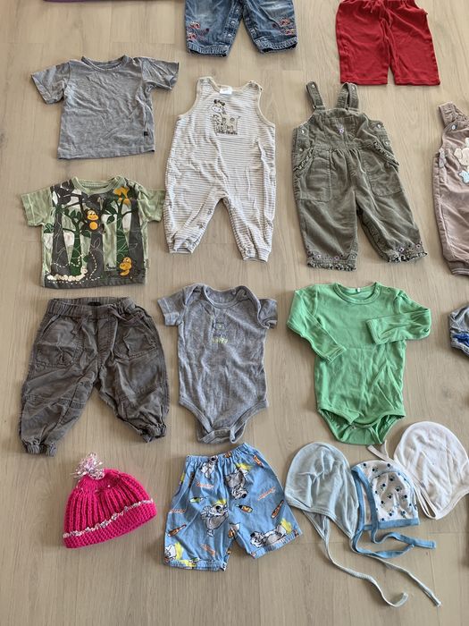 Vand lot haine ptr.fete(6-9 luni).