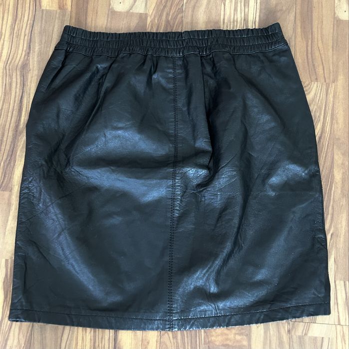 Дамска пола от плътна еко кожа