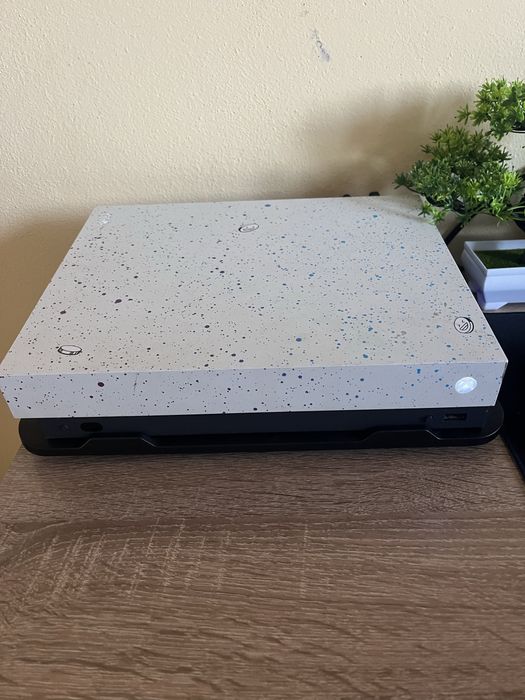 Vand Xbox One X, 3 controllere, 20 jocuri