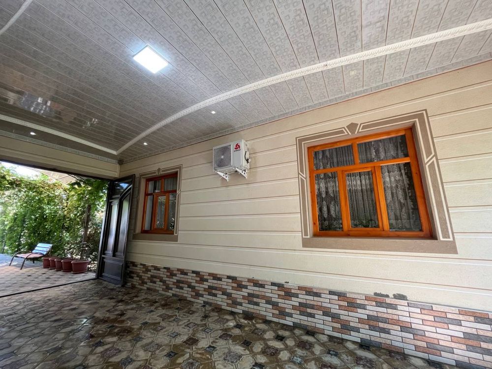 Hovli sotiladi. Koʻchib kirishga tayyor, fayzli, yam-yashil daraxtlar