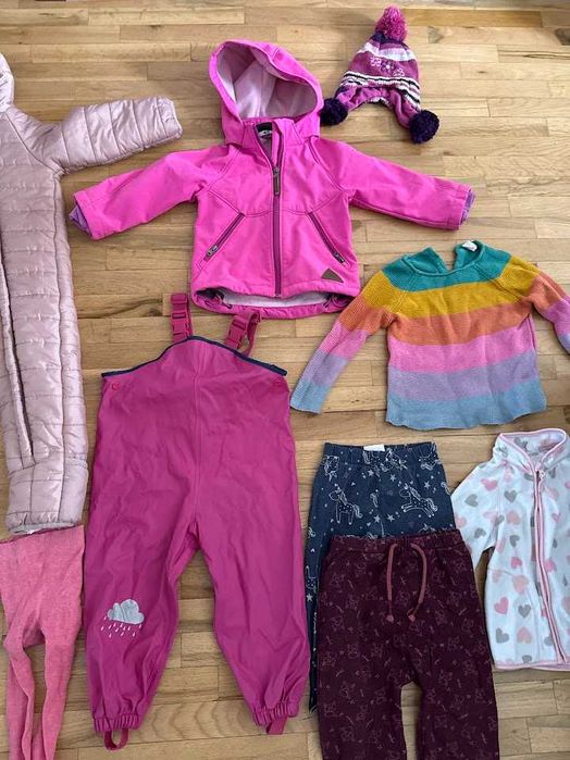 Малък сет с много хубави дрешки за момиче 86/92