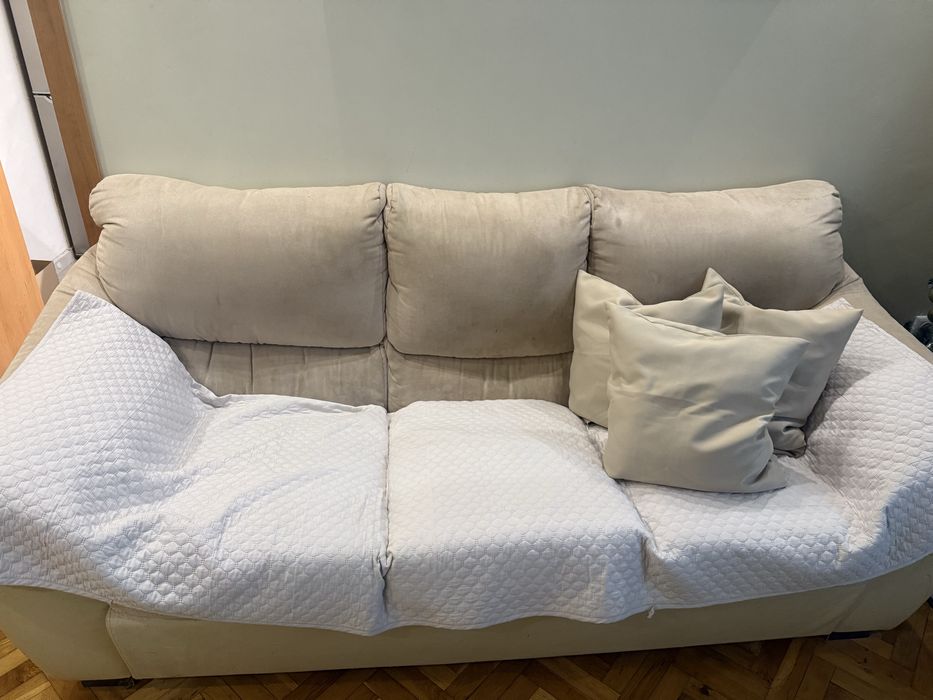 Холен бежов дивам