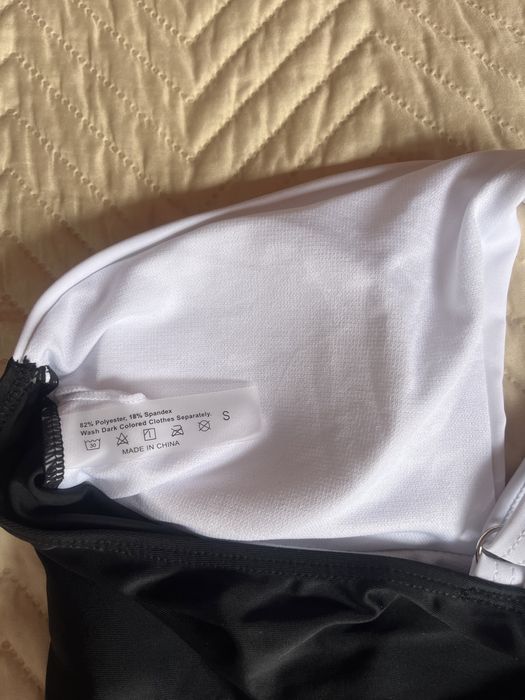 Цял бански костюм в бяло и черно