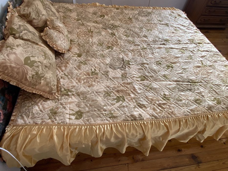 Винтидж бежово покривало за легло с воали и 3 декоративни възглавнички