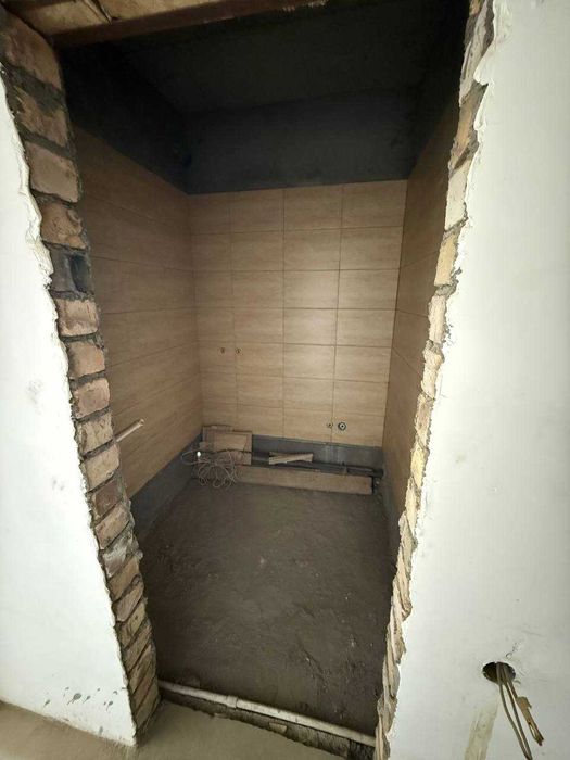 Guliston shahar O'zbekistonshoh ko'chasi 11 uy 19 kv (2 etaj) SOTILADI