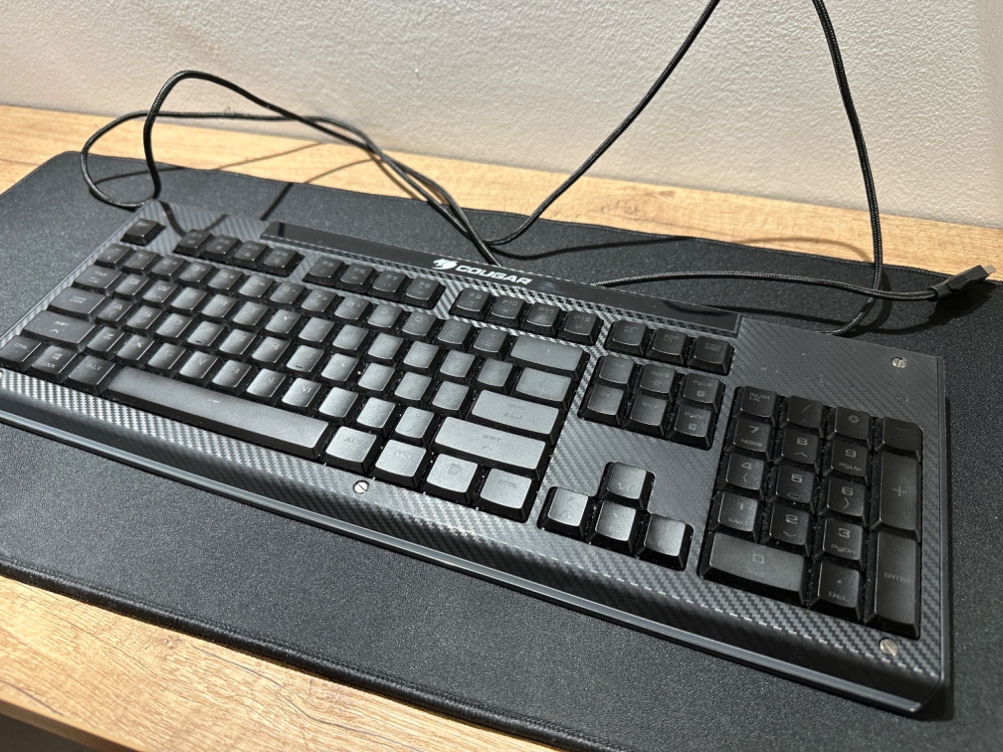 Cougar - геймърска клавиатура и mouse pad