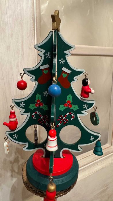 Дървена декоративна  елхичка, с 16 различни дървени фигурки– Германия.
