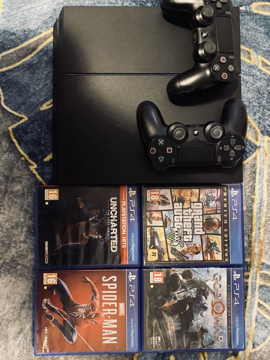 Ps4 , doua manete , 4 jocuri  accept si schimb uri